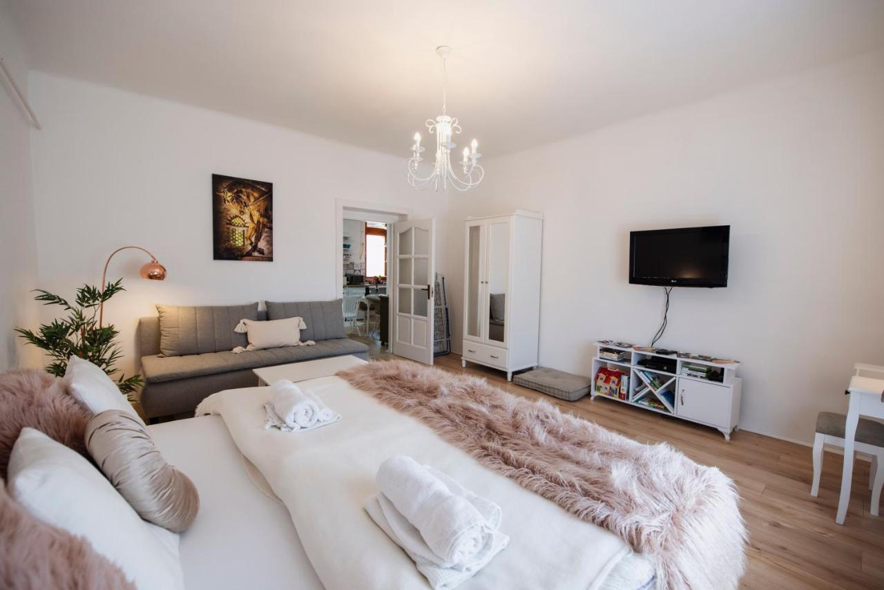 Heart Of Pecs Apartman Free Parking Exterior photo